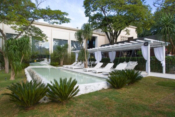 pergolado de madeira para piscina