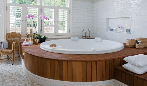 banheira com deck de madeira
