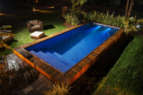 piscinas e jardins com deck de madeira