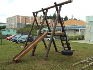 playground de madeira com escorregador