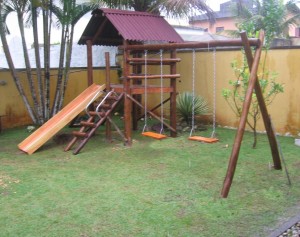 playground de madeira com escorregador