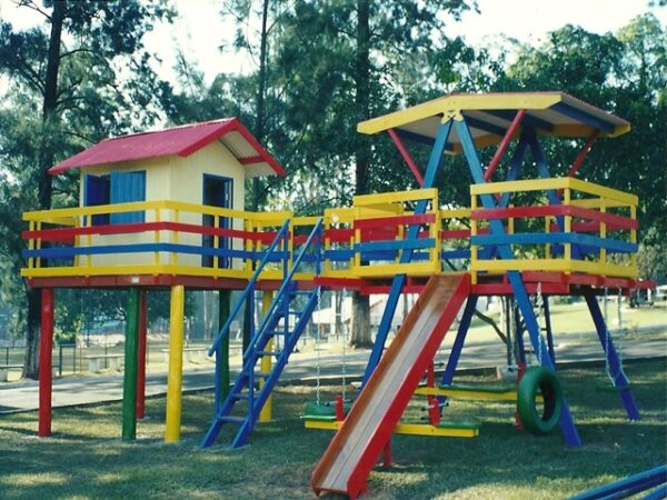playground de madeira com casa