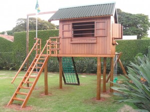 playground de madeira com casinha