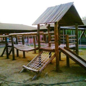 playground de madeira com ponte