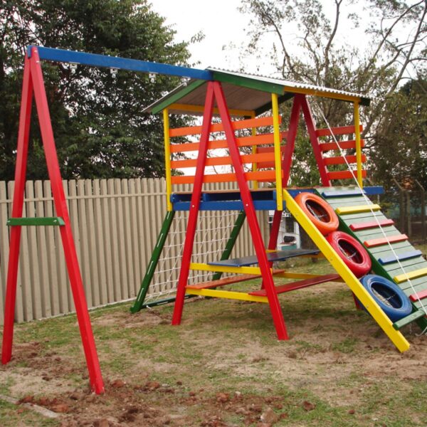playground de madeira infantil colorido