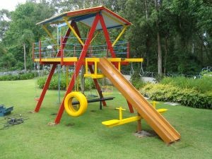 playground de madeira infantil com gangorra