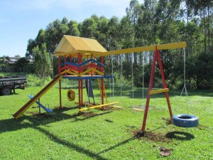 playground de madeira infantil com gangorra